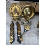 AN ASSORTMENT OF BRASS ITEMS TO INCLUDE A SMALL BELLOWS, HORSE BRASSES AND CHARGERS ETC