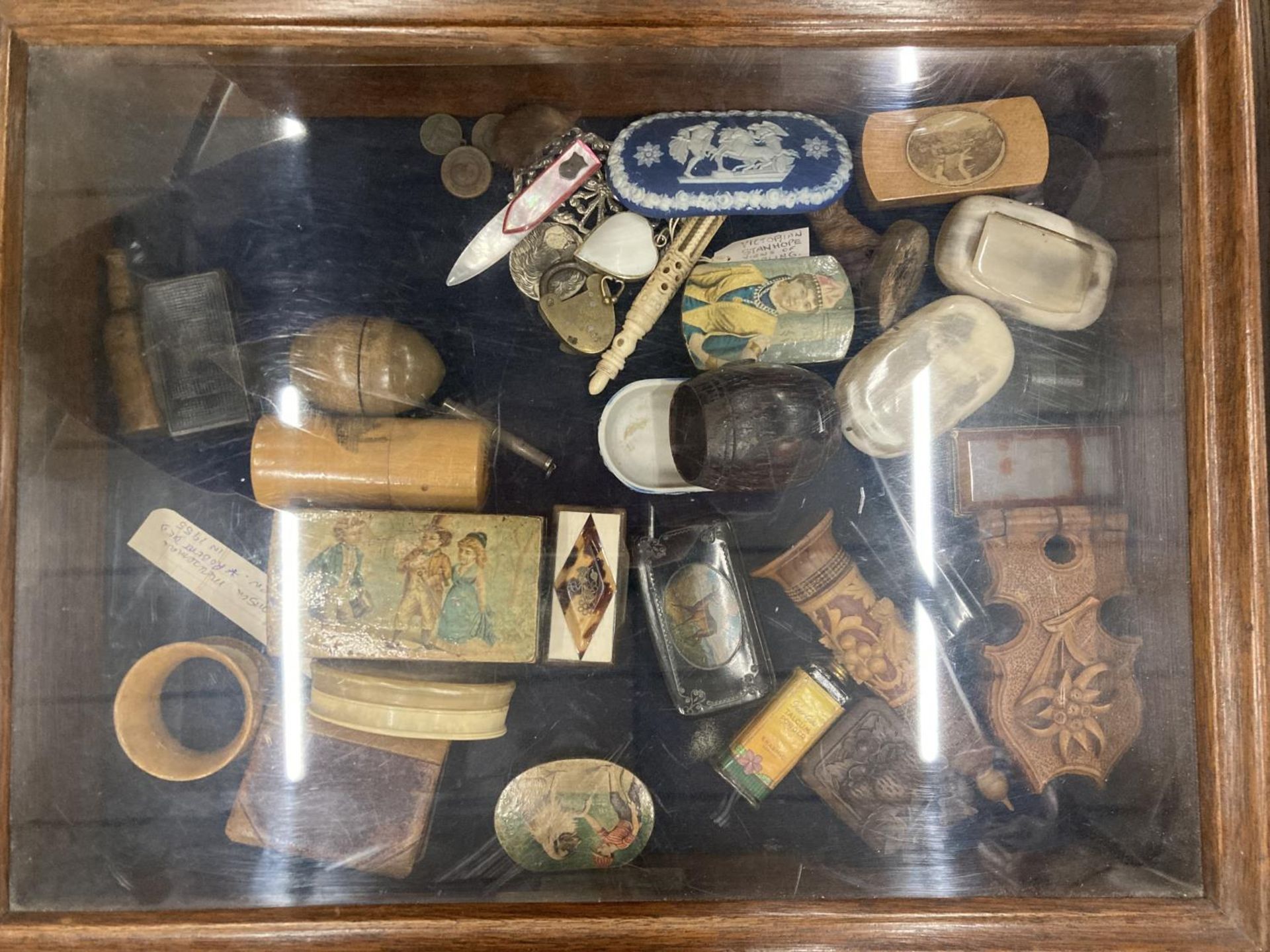 A DISPLAY CASE CONTAINING A QUANTITY OF COLLECTABLE ITEMS TO INCLUDE MAUCHLINE WARE, 1900 SILVER - Image 4 of 4