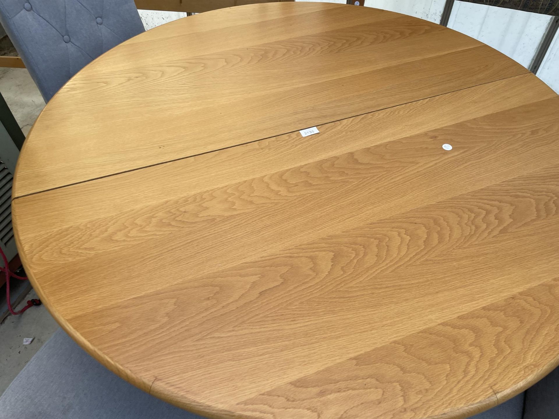 A MODERN OAK EXTENDING DINING TABLE, 47" DIAMETER (LEAF 16") AND FOUR DINING CHAIRS - Image 2 of 5