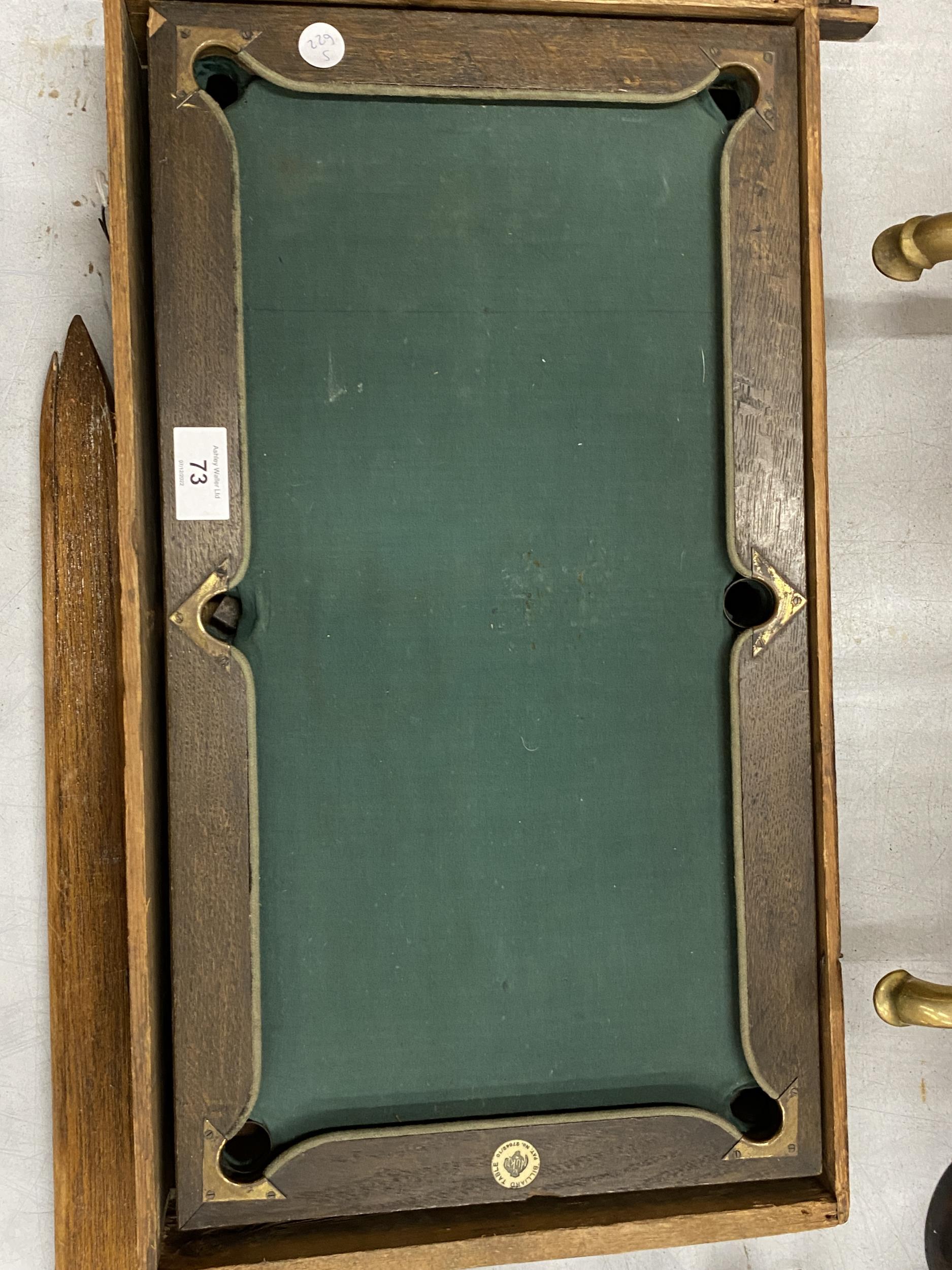 A VINTAGE BOXED SALESMAN'S MINIATURE SNOOKER / BILLIARDS TABLE WITH SNOOKER SCORER (MISSING ONE - Image 2 of 4