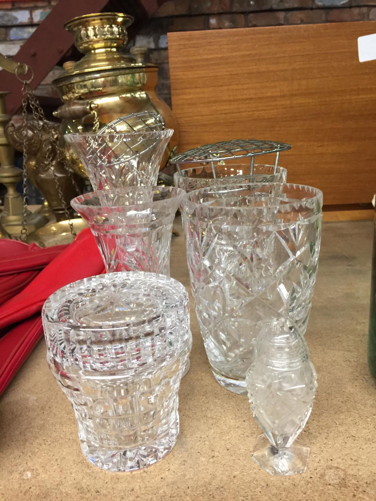 A QUANTITY OF CUT GLASS GLASSWARE TO INCLUDE VASES, ETC