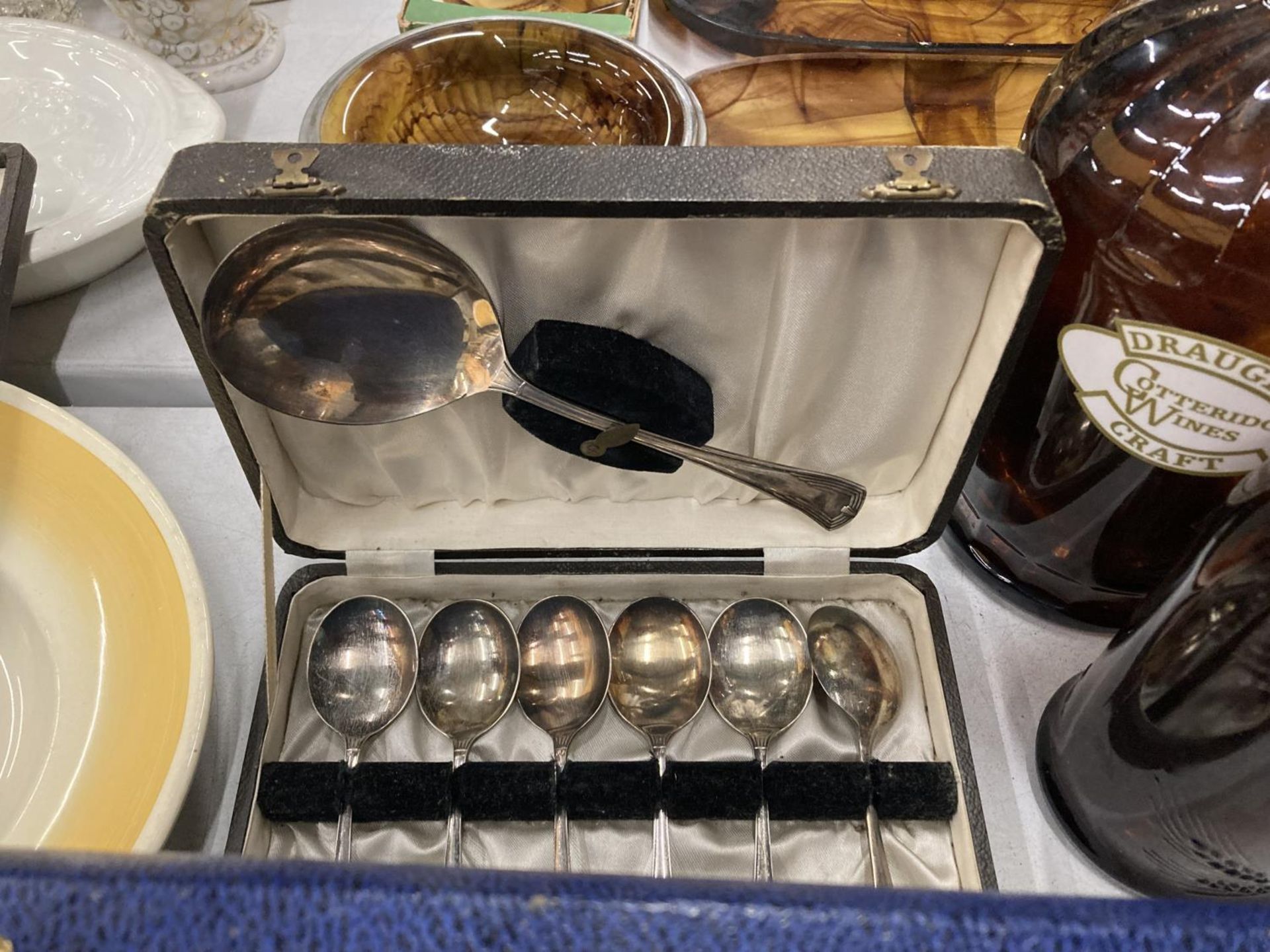 A QUANTITY OF VINTAGE BOXED FLATWARE TO INCLUDE KNIVES, SPOONS, SERVING SPOONS, TONGS, ETC - Image 2 of 5