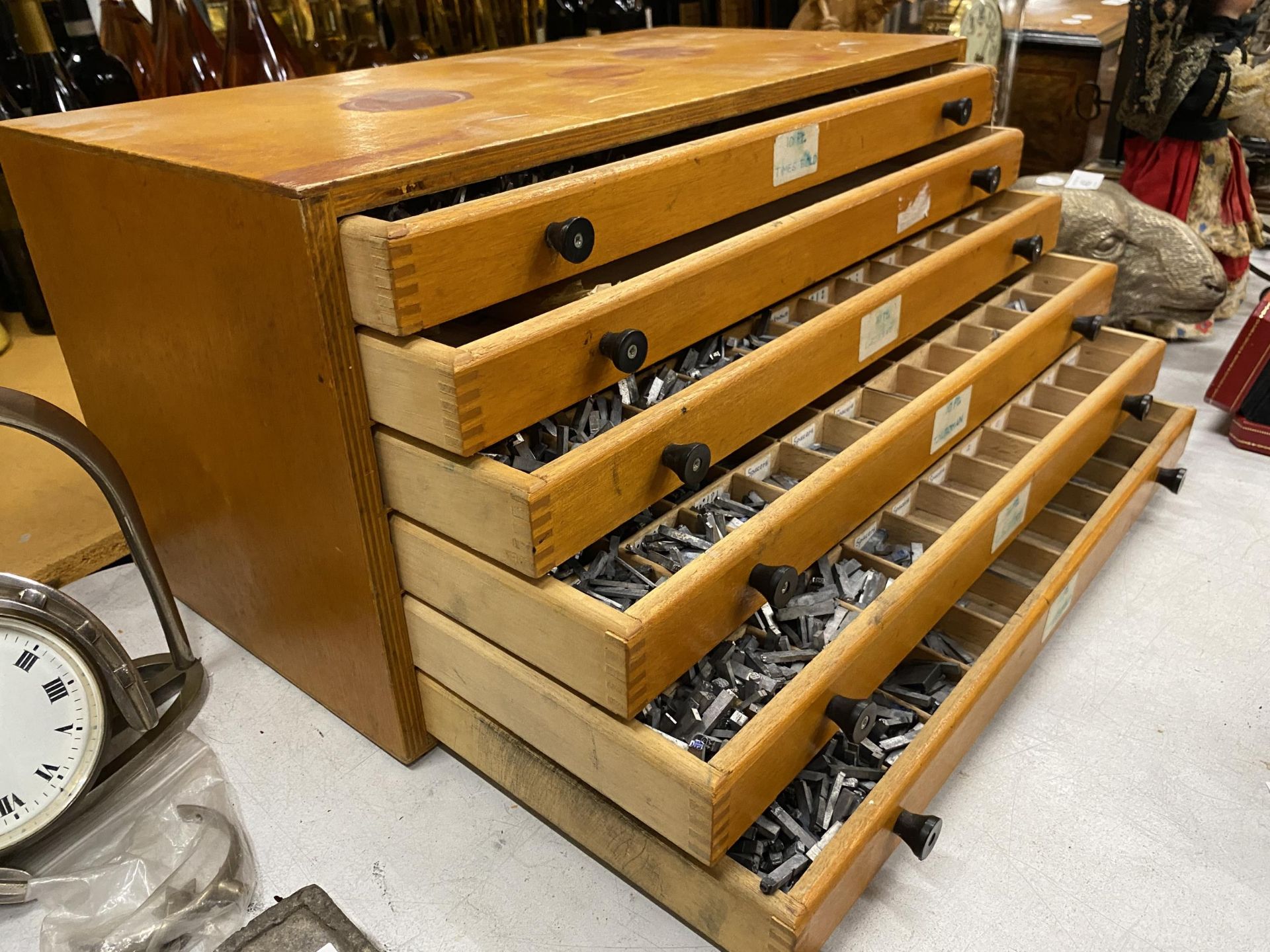 A VINTAGE WOODEN TABLE TOP PRINTERS CHEST OF DRAWERS WITH LEAD PIECES, 25 X 25 X 51CM - Image 3 of 3