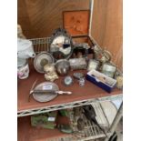 AN ASSORTMENT OF METAL WARE ITEMS TO INCLUDE TRINKET BOXES, A VANITY SET AND A DECORATIVE MIRROR ETC