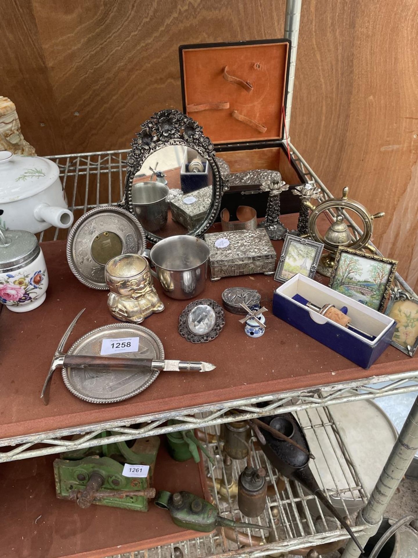 AN ASSORTMENT OF METAL WARE ITEMS TO INCLUDE TRINKET BOXES, A VANITY SET AND A DECORATIVE MIRROR ETC