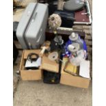 AN ASSORTMENT OF HOUSEHOLD CLEARANCE ITEMS TO INCLUDE A PROJECTOR AND SPORTS EQUIPMENT ETC