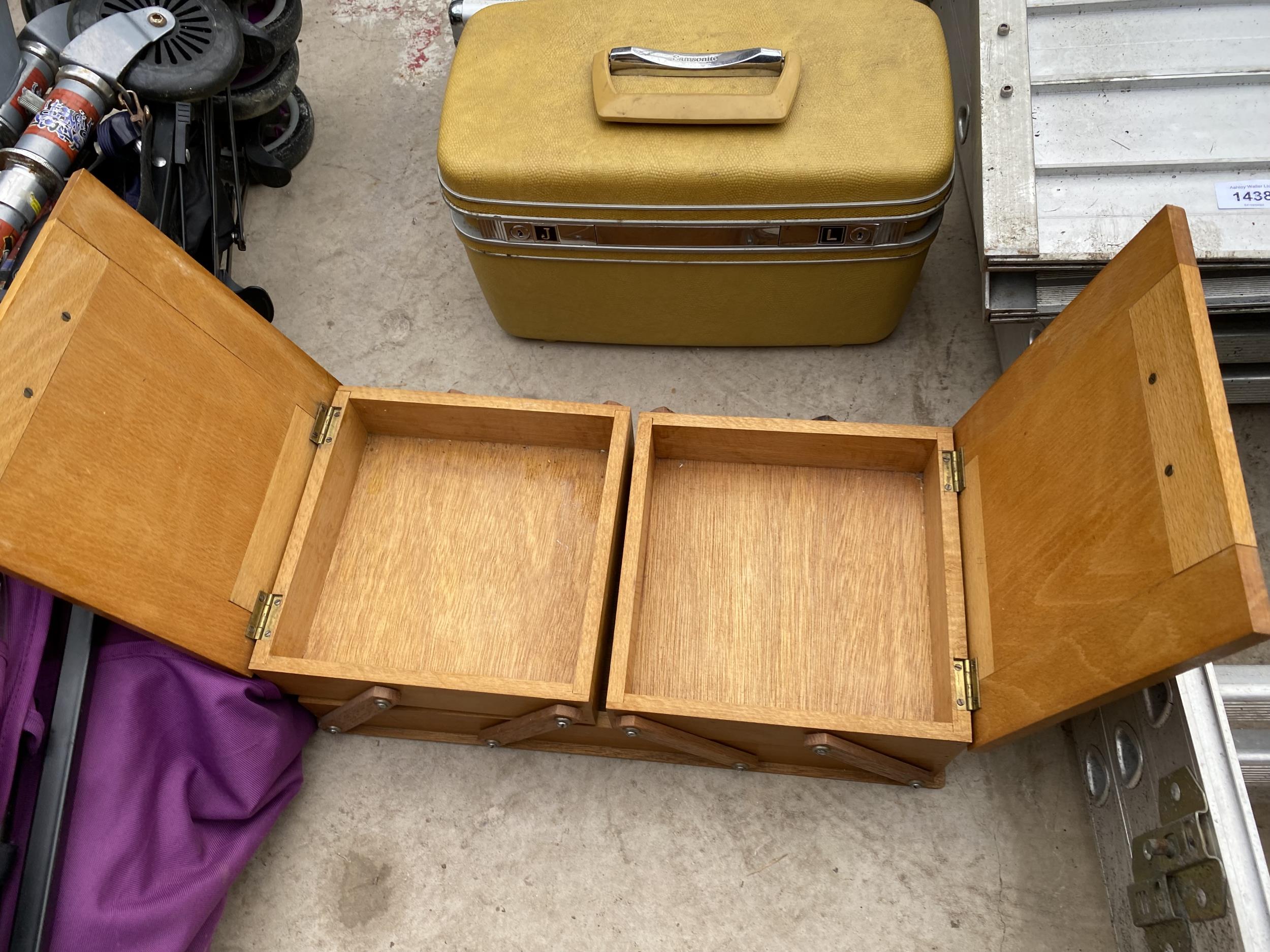 A VINTAGE WOODEN SEWING BOX, A RETRO VANITY CASE AND A FURTHER VANITY CASE - Image 4 of 4