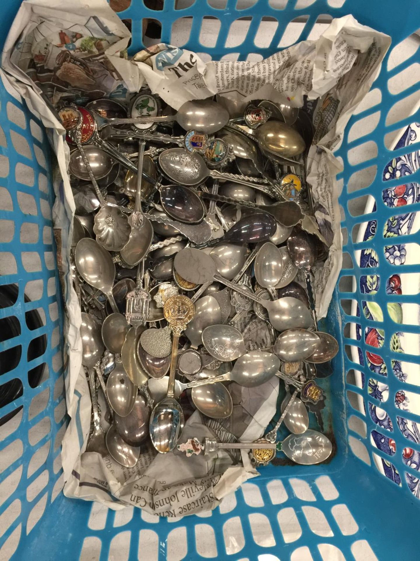 A LARGE COLLECTION OF SOUVENIR TEASPOONS