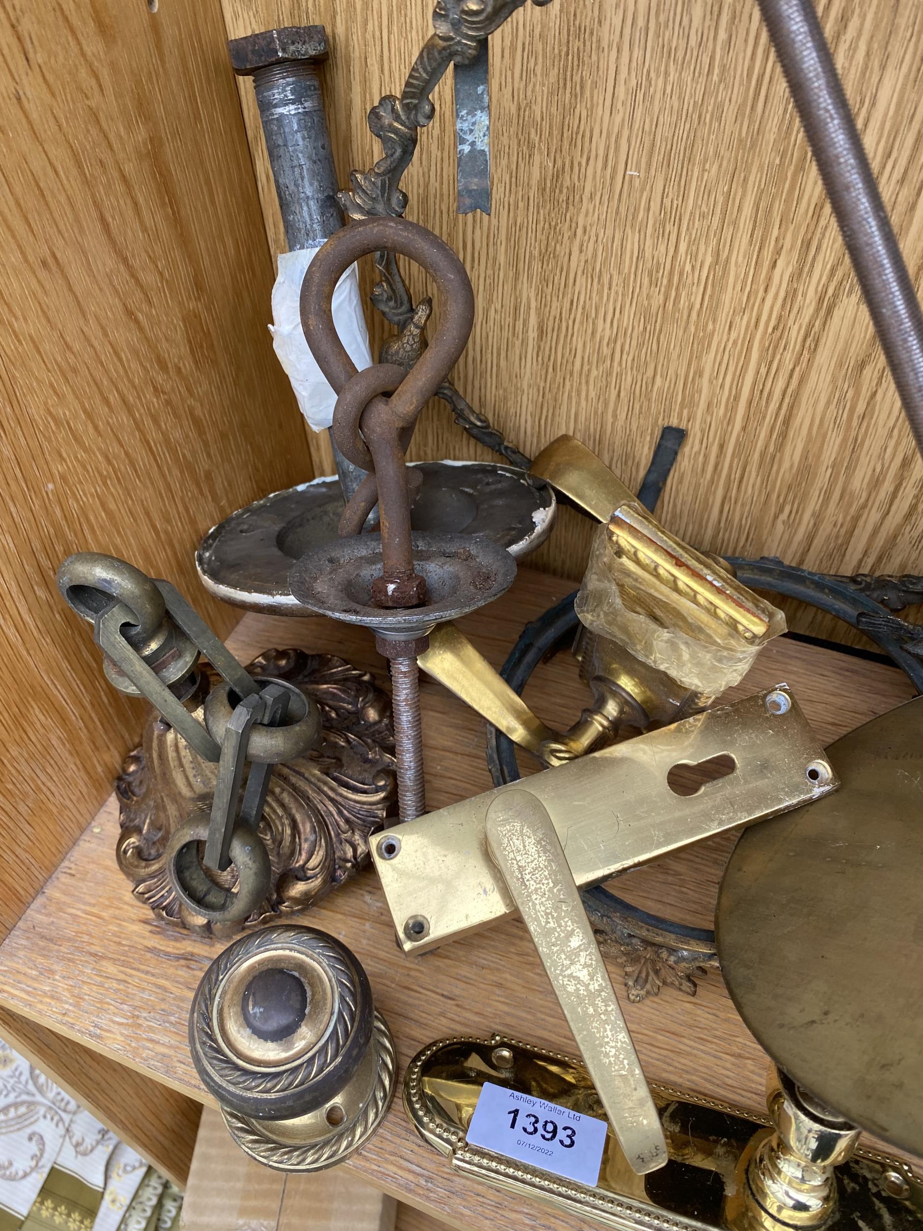 A LARGE ASSORTMENT OF BRASS ITEMS TO INCLUDE DOOR FURNITURE, A CLOCK MECHANISM AND STANDS ETC - Image 2 of 3