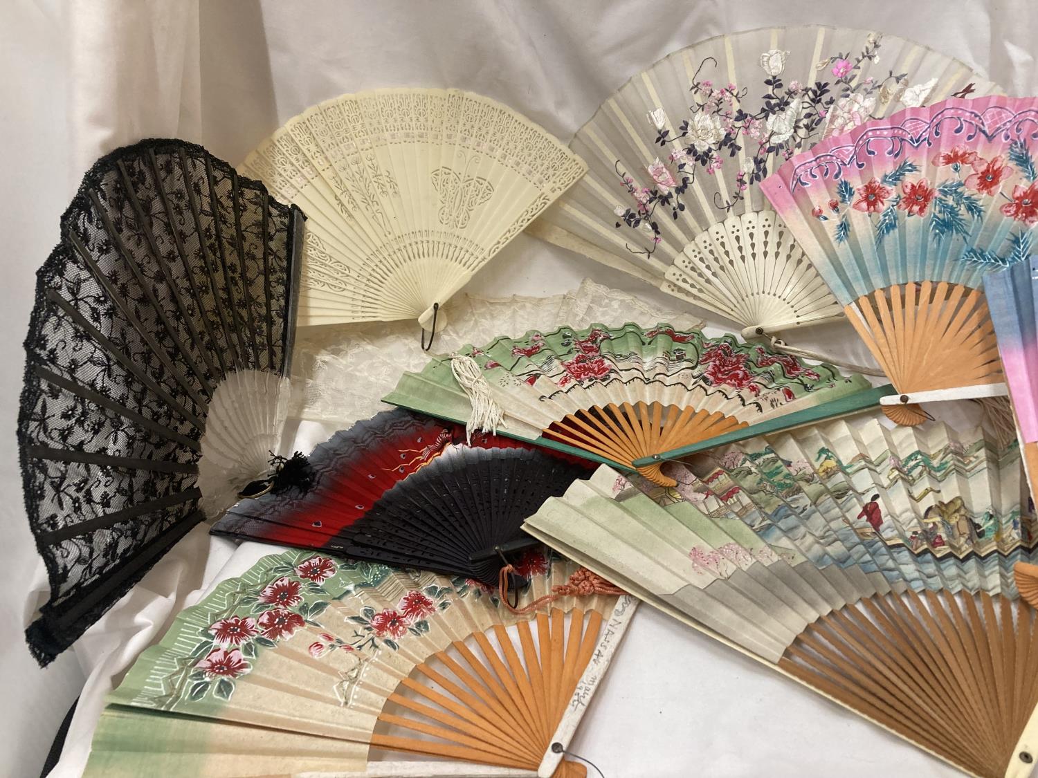 A QUANTITY OF VINTAGE FANS TO INCLUDE PAPER AND LACE EXAMPLES - 10 IN TOTAL - Image 3 of 4