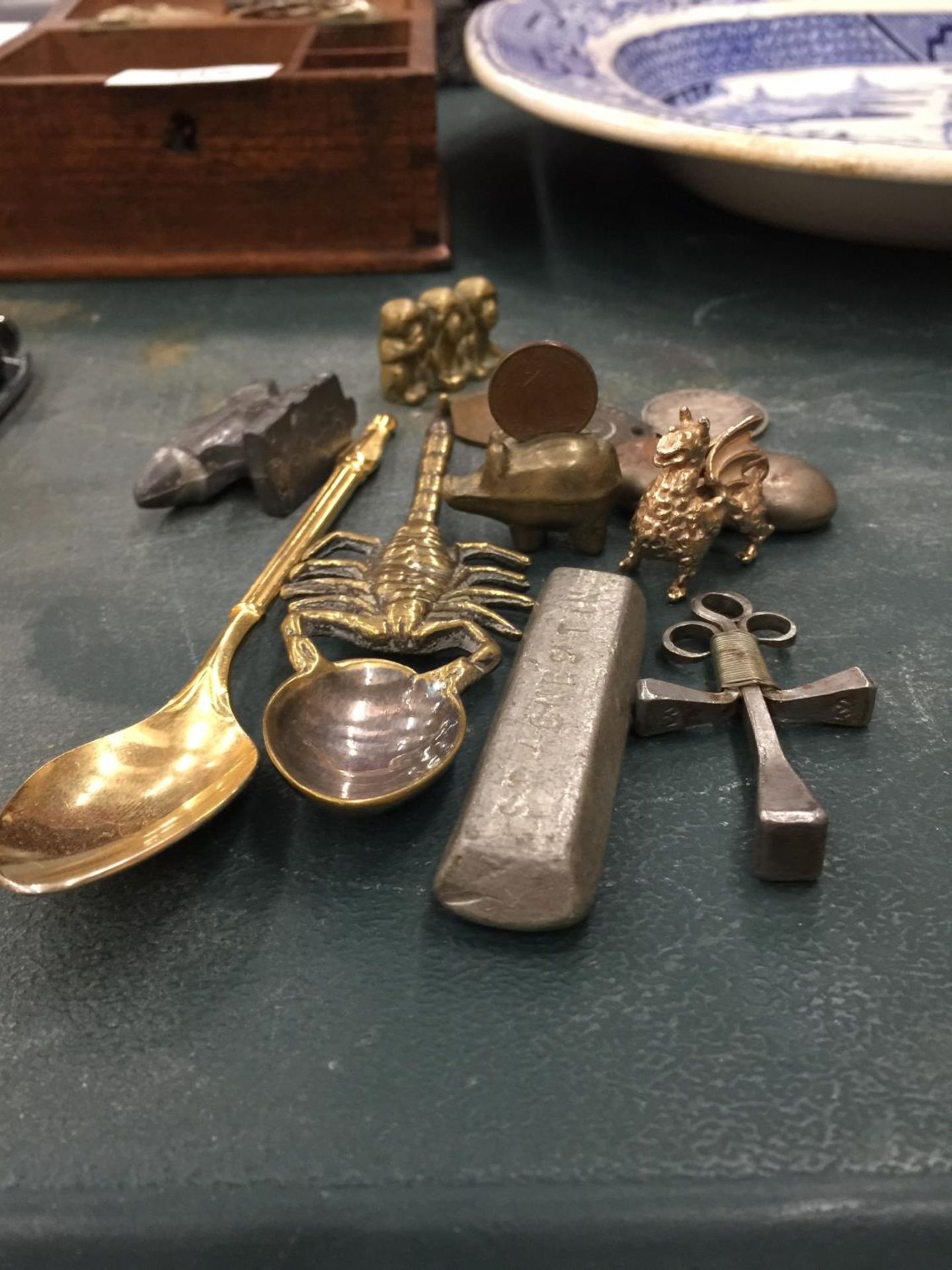 A QUIRKY LOT TO INCLUDE A SCORPION TEASPOON, MINI ANVIL, BRASS MONKEYS, PIG, WHITE METAL PEGASUS, - Image 2 of 2