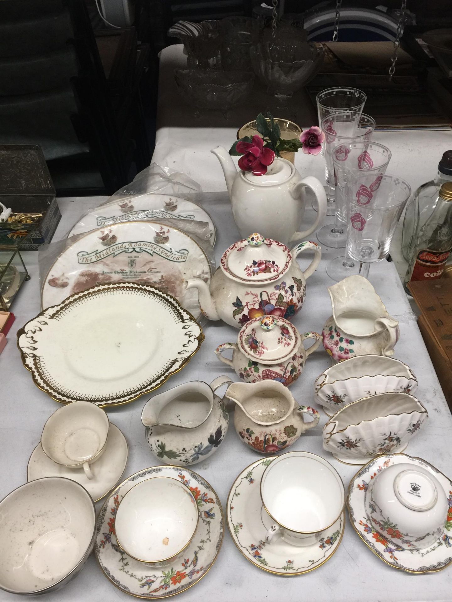 A QUANTITY OF CERAMIC ITEMS TO INCLUDE ROSINA CHINA CUPS AND SAUCERS, ROYAL STAFFORD PURSE VASES,