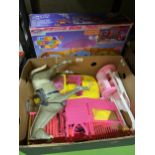 A SINDY BOXED MEGA SOUNDS CAFE AND BOX OF ASSORTED ACCESSORIES INCLUDING A HORSE