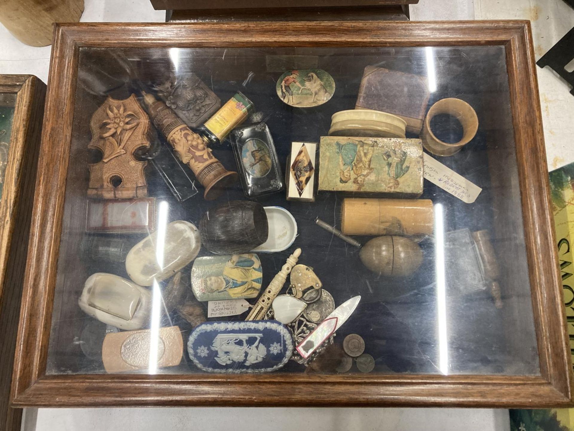 A DISPLAY CASE CONTAINING A QUANTITY OF COLLECTABLE ITEMS TO INCLUDE MAUCHLINE WARE, 1900 SILVER