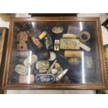 A DISPLAY CASE CONTAINING A QUANTITY OF COLLECTABLE ITEMS TO INCLUDE MAUCHLINE WARE, 1900 SILVER