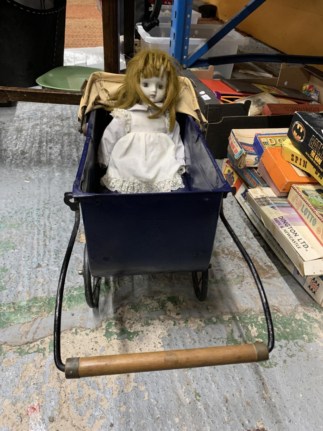 A VINTAGE CHILD'S TOY PRAM WITH PORCELAIN HEADED VINTAGE DOLL - Image 3 of 3