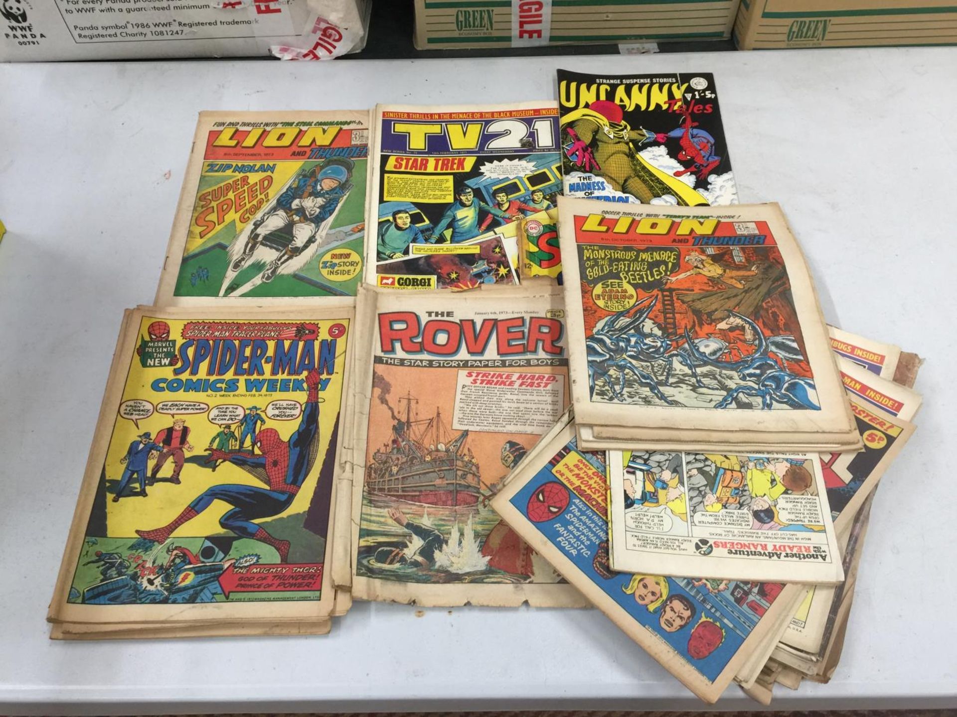 A QUANTITY OF VINTAGE COMICS FROM THE 1970'S TO INCLUDE TV 21, ROVER, SPIDERMAN, MARVEL, LION, ETC