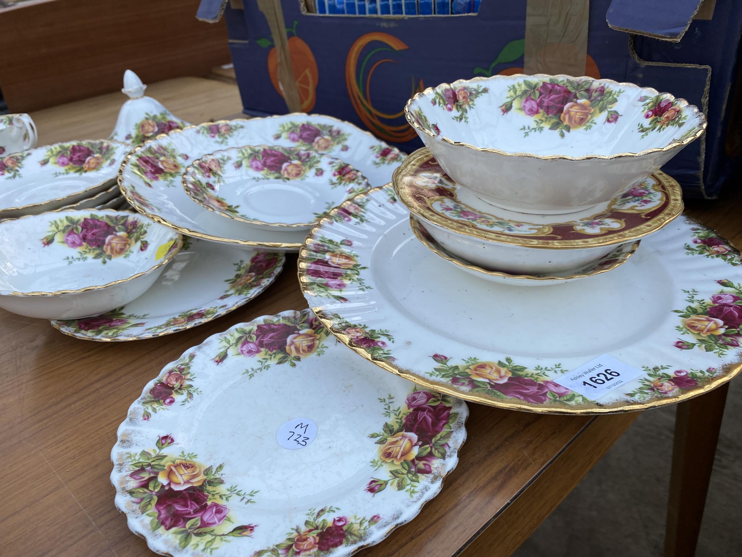 AN ASSORTMENT OF ROYAL ALBERT OLD COUNTRY ROSE ITEMS TO INCLUDE PLATES, SAUCERS AND A CUP ETC - Image 3 of 3