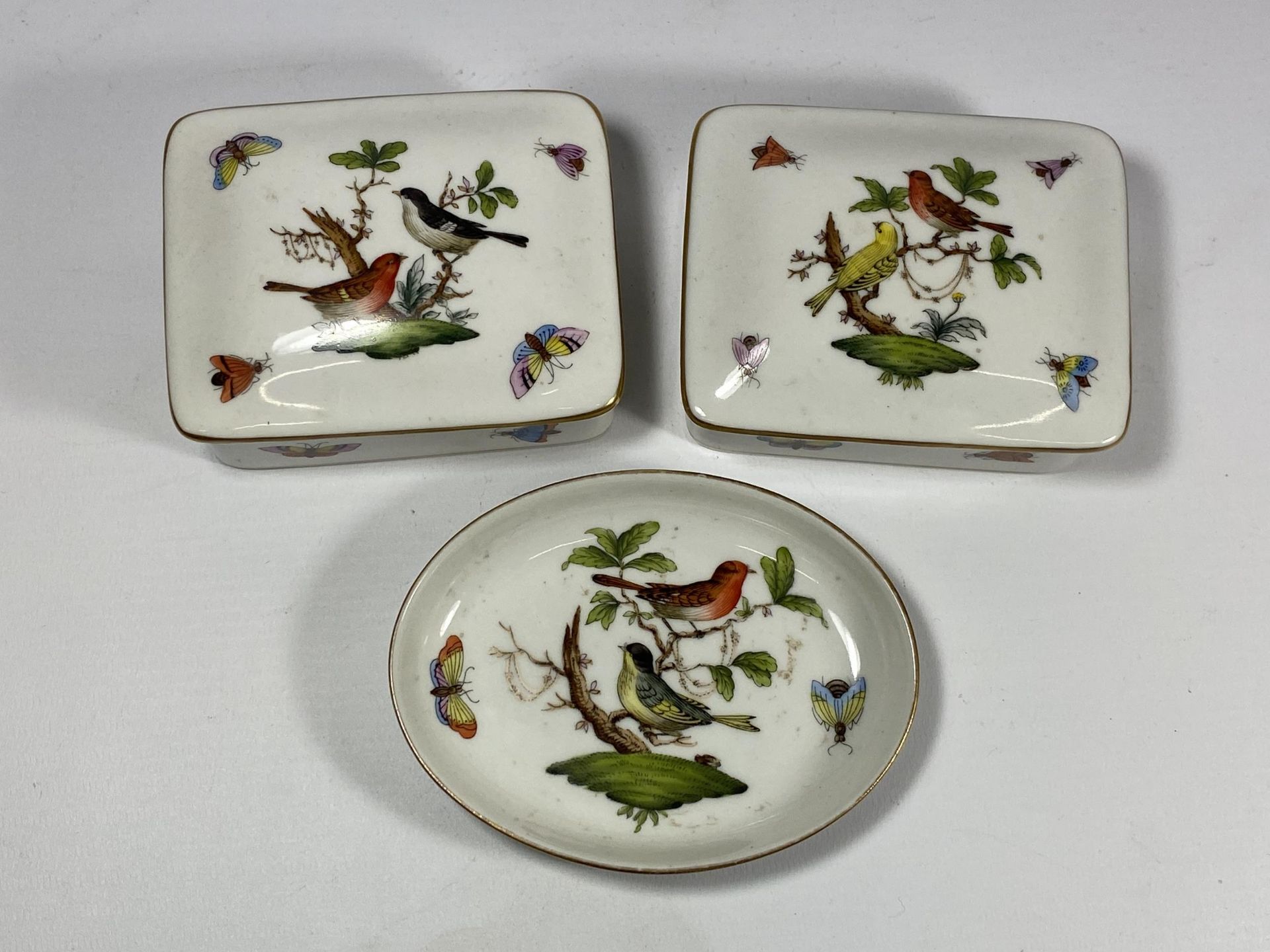 A GROUP OF THREE HEREND PORCELAIN ITEMS - 2 X LIDDED TRINKET BOXES AND SMALLER PIN DISH