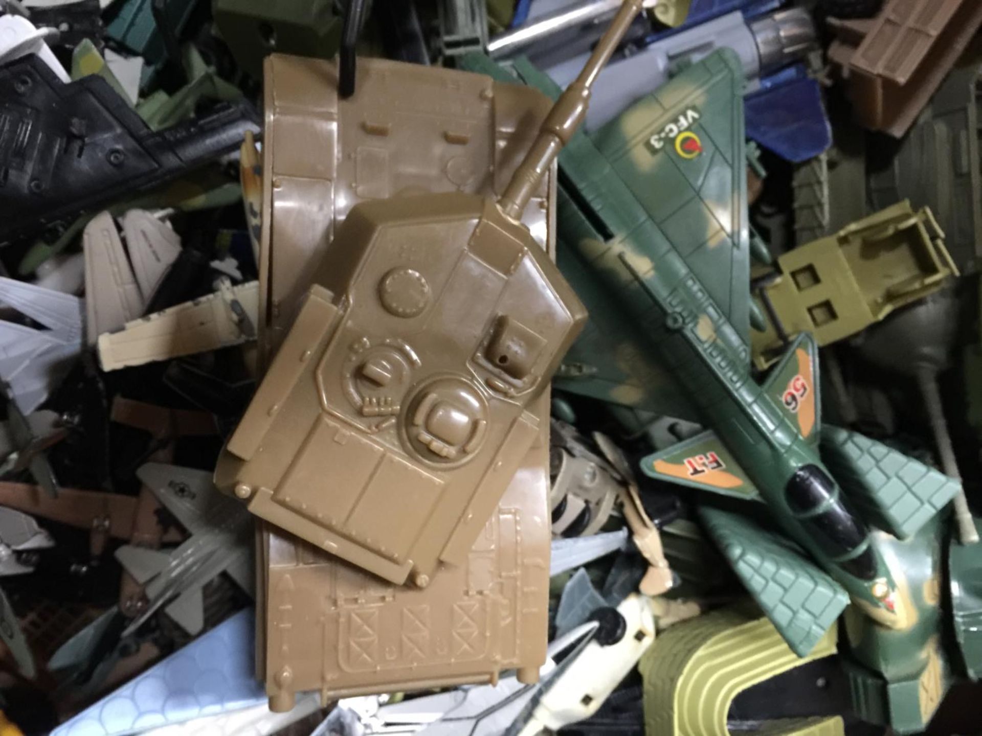 A LARGE QUANTITY OF PLASTIC AND DIECAST TOY ARMY VEHICLES AND PLANES - Image 4 of 4