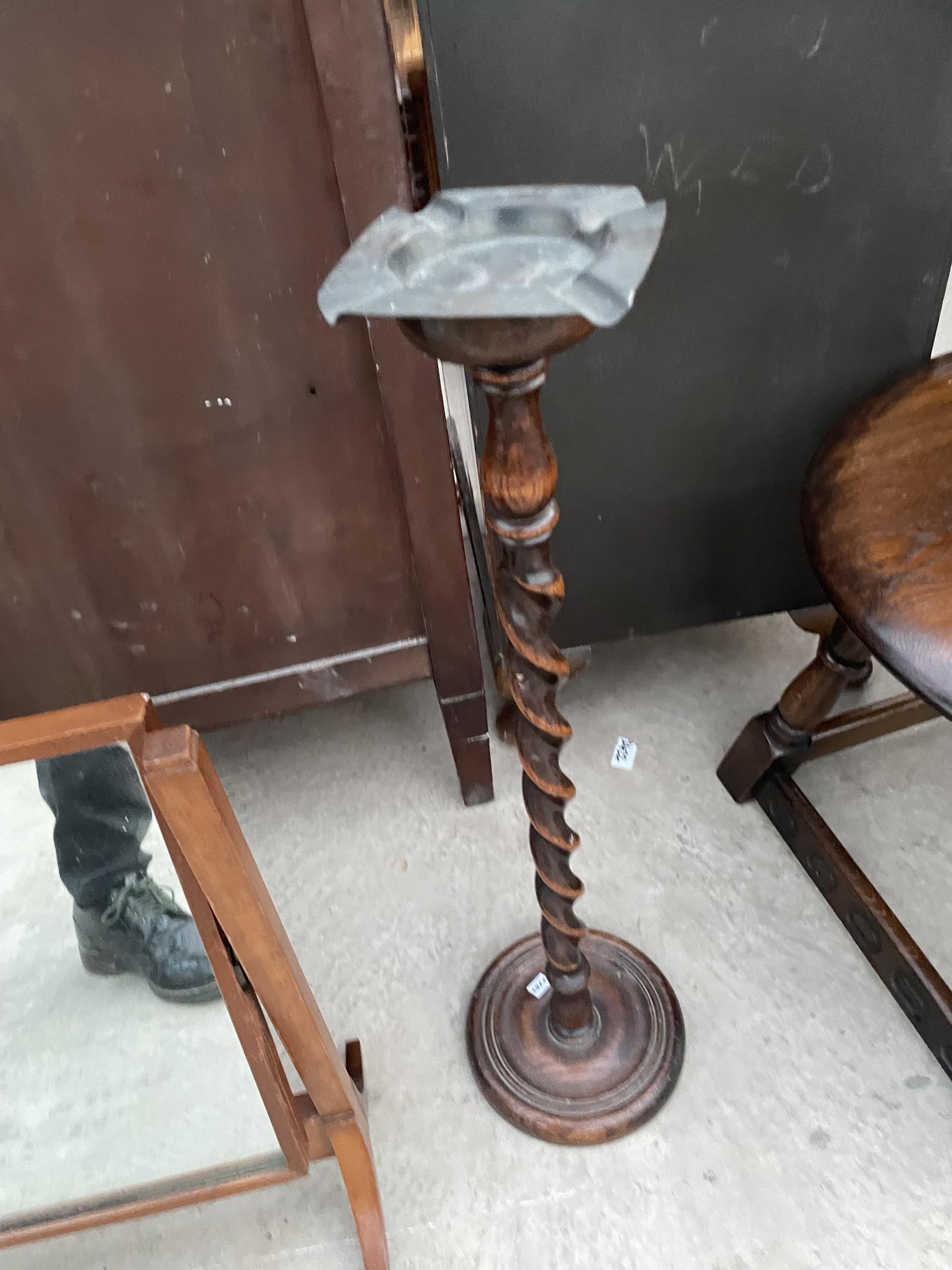 AN EARLY 20TH OAK BARLEYTWIST ASH TRAY STAND AND SWING FRAME DRESSING MIRROR - Image 3 of 3