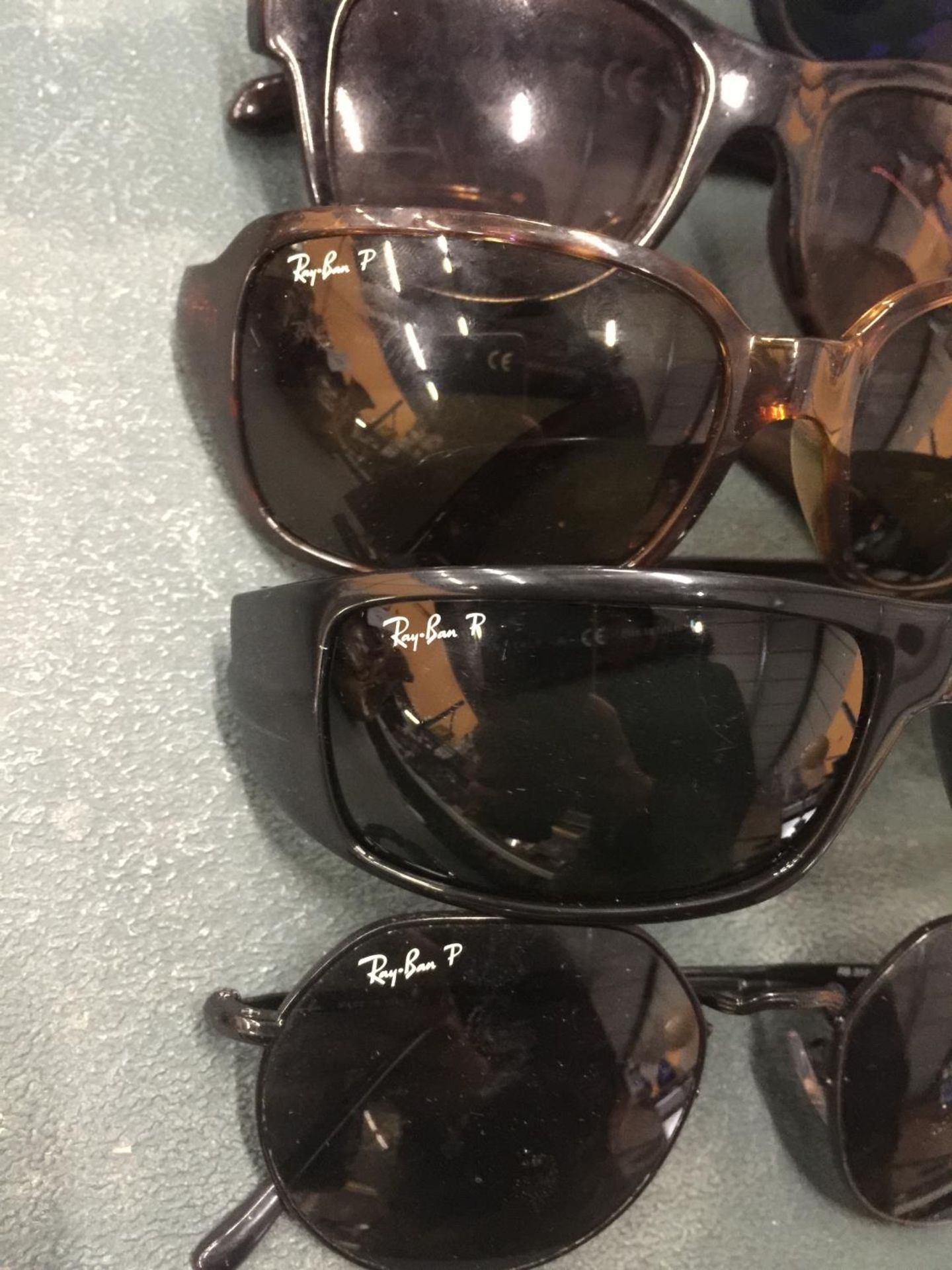FIVE PAIRS OF VINTAGE SUNGLASSES TO INCLUDE 'RAY-BAN' - Image 2 of 2