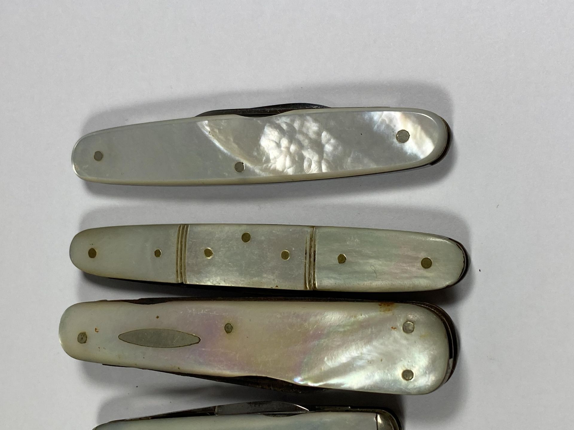 A SET OF TEN VINTAGE MOTHER OF PEARL FRUIT KNIVES - Image 4 of 5