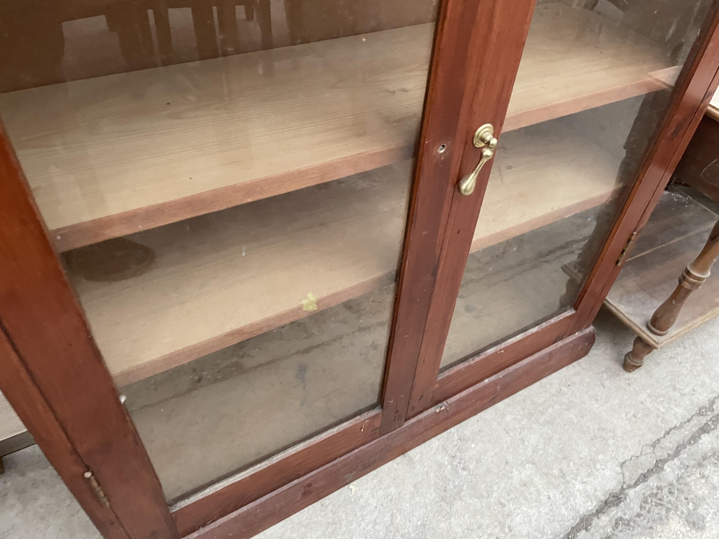 A 20TH CENTURY TWO DOOR GLAZED BOOKCASE, 32" WIDE, LOW BEDSIDE LOCKER AND TWO TIER OCCASIONAL TABLE - Image 3 of 5