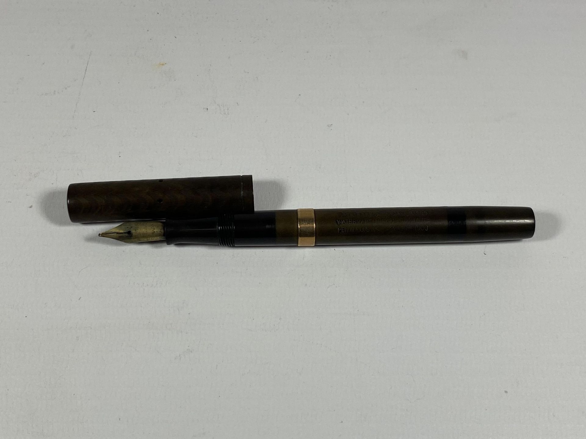 A VINTAGE WATERMANS FOUNTAIN PEN WITH 9CT YELLOW GOLD BAND