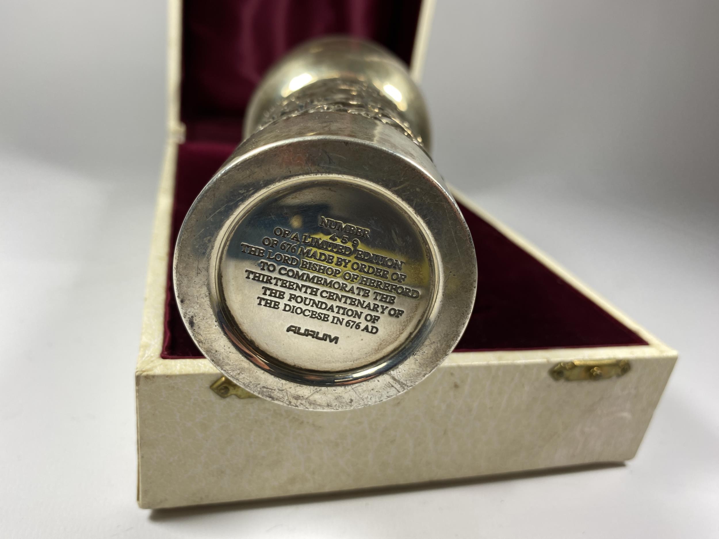 A BOXED 1976 AURUM HALLMARKED SILVER LIMITED EDITION COMMEMORATIVE CUP, WEIGHT 327G - Image 5 of 5