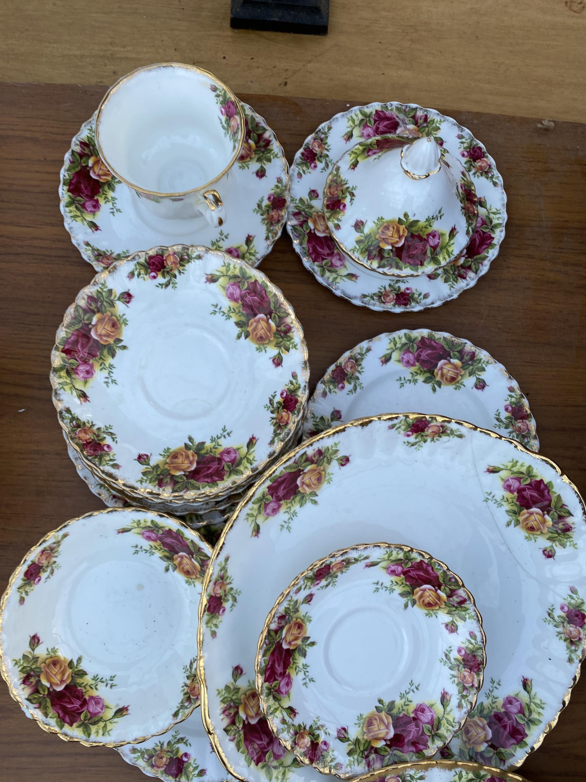 AN ASSORTMENT OF ROYAL ALBERT OLD COUNTRY ROSE ITEMS TO INCLUDE PLATES, SAUCERS AND A CUP ETC - Image 2 of 3
