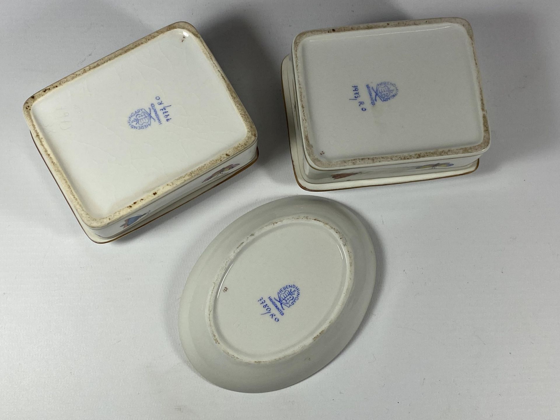 A GROUP OF THREE HEREND PORCELAIN ITEMS - 2 X LIDDED TRINKET BOXES AND SMALLER PIN DISH - Image 3 of 3