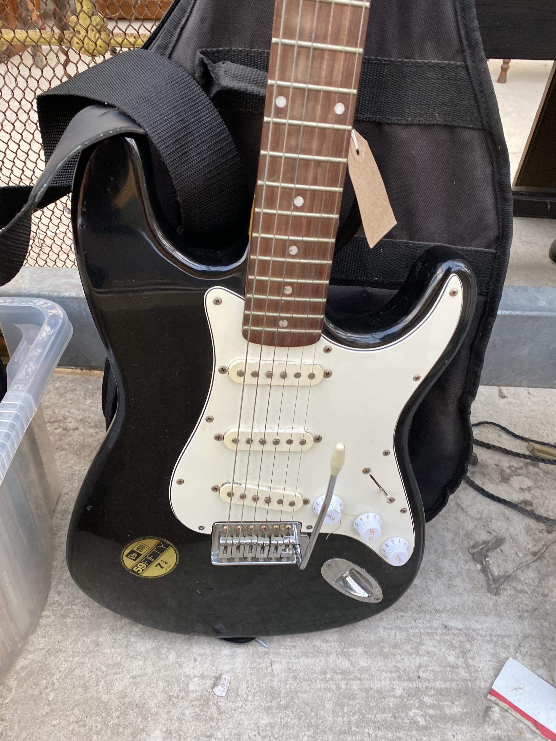 AN ENCORE ELECTRIC GUITAR AND CARRY CASE - Bild 2 aus 3