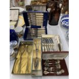 A QUANTITY OF VINTAGE BOXED FLATWARE TO INCLUDE KNIVES, SPOONS, SERVING SPOONS, TONGS, ETC