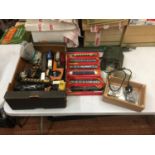 A COLLECTION OF HORNBY 00 GAUGE RAILWAY ITEMS TO INCLUDE SIX BOXED CARRIAGES, UNBOXED CARRIAGES,