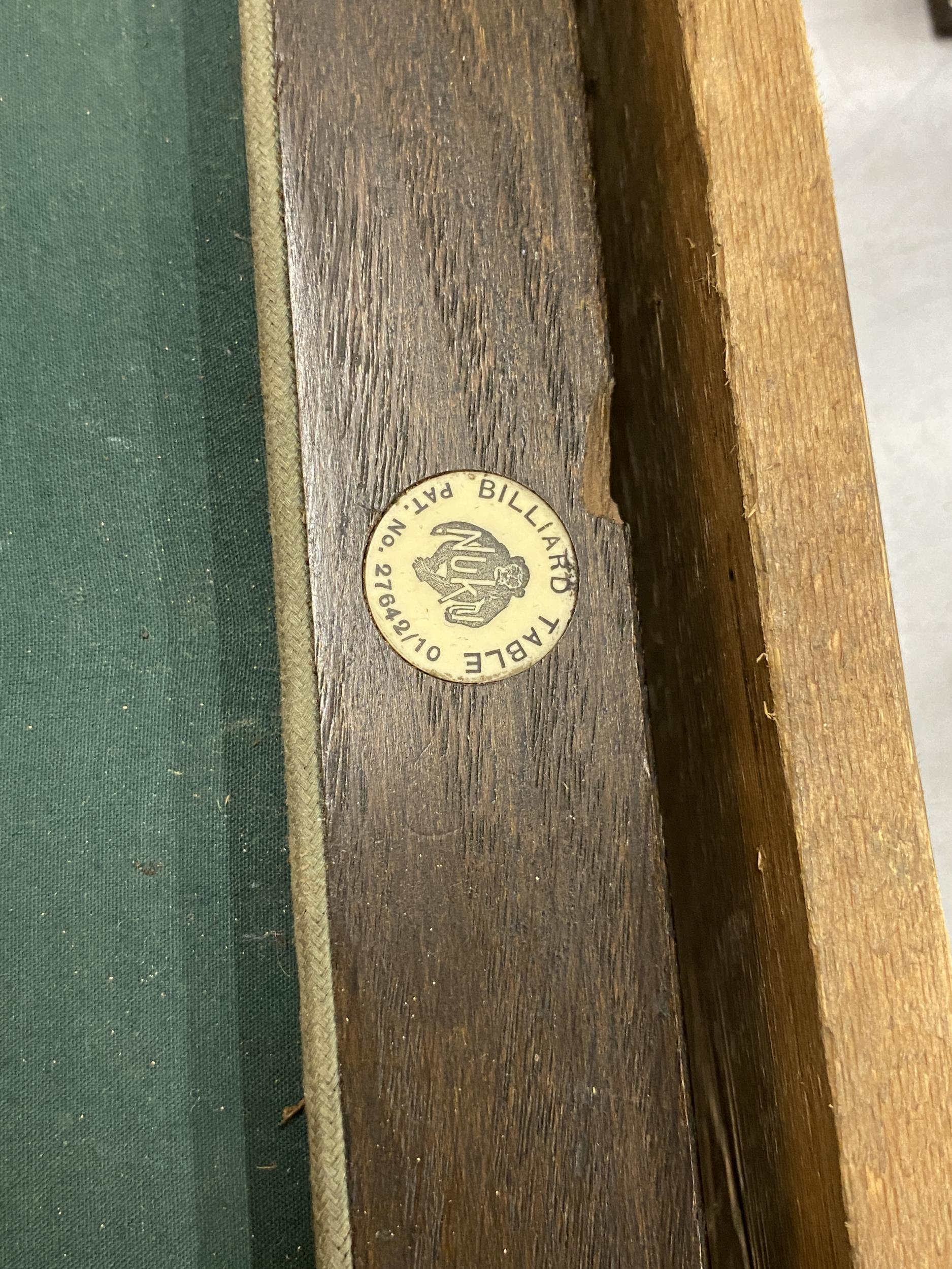 A VINTAGE BOXED SALESMAN'S MINIATURE SNOOKER / BILLIARDS TABLE WITH SNOOKER SCORER (MISSING ONE - Image 3 of 4