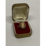 A BOXED 9CT YELLOW GOLD CAMEO RING, SIZE R/S, WEIGHT 3.76G