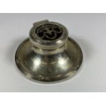 A CHESTER HALLMARKED SILVER INKWELL WITH TORTOISESHELL EFFECT DESIGN TOP