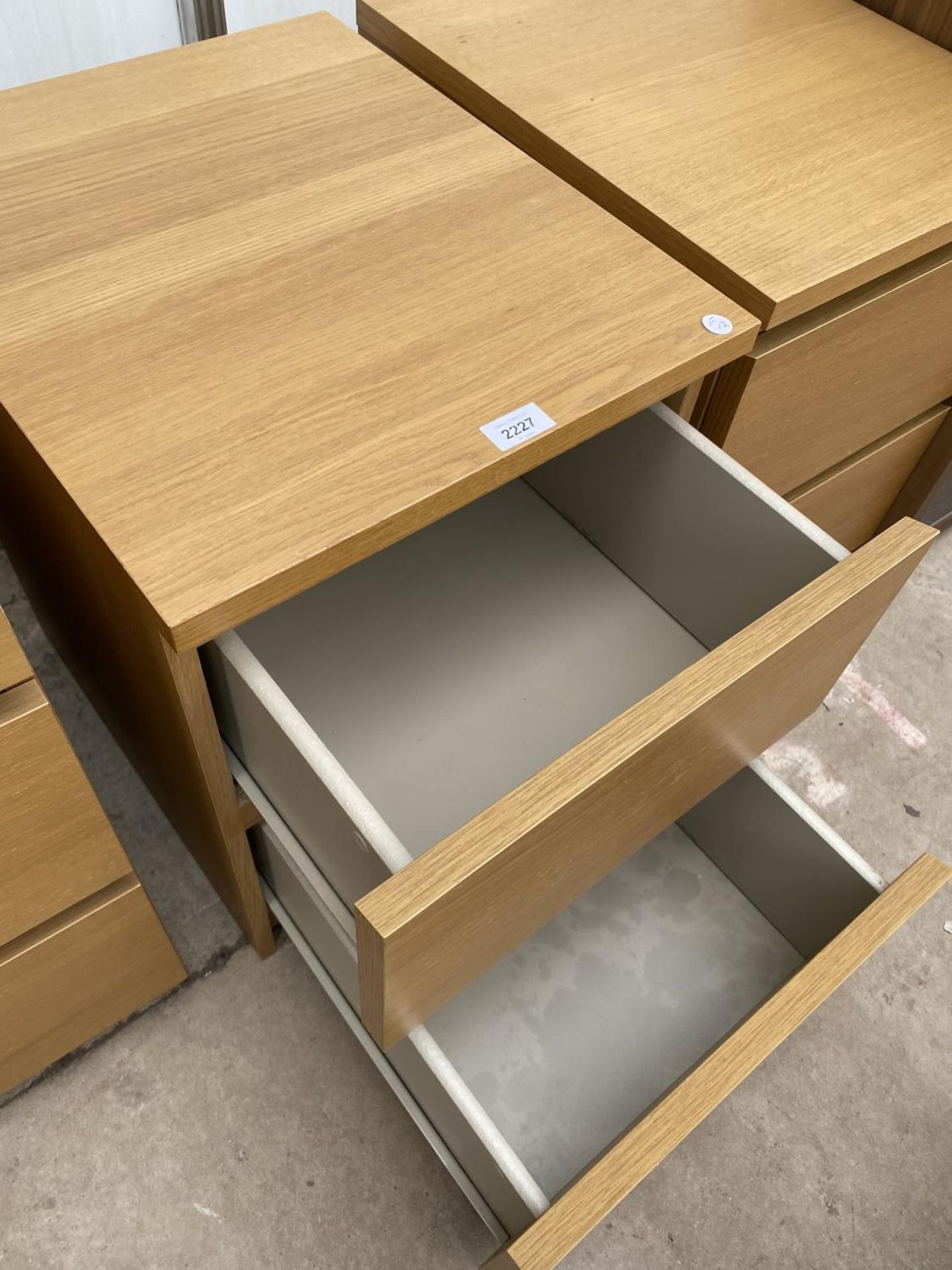 A MODERN OAK EFFECT PAIR OF BEDSIDE CHESTS, 16" WIDE EACH - Image 3 of 3