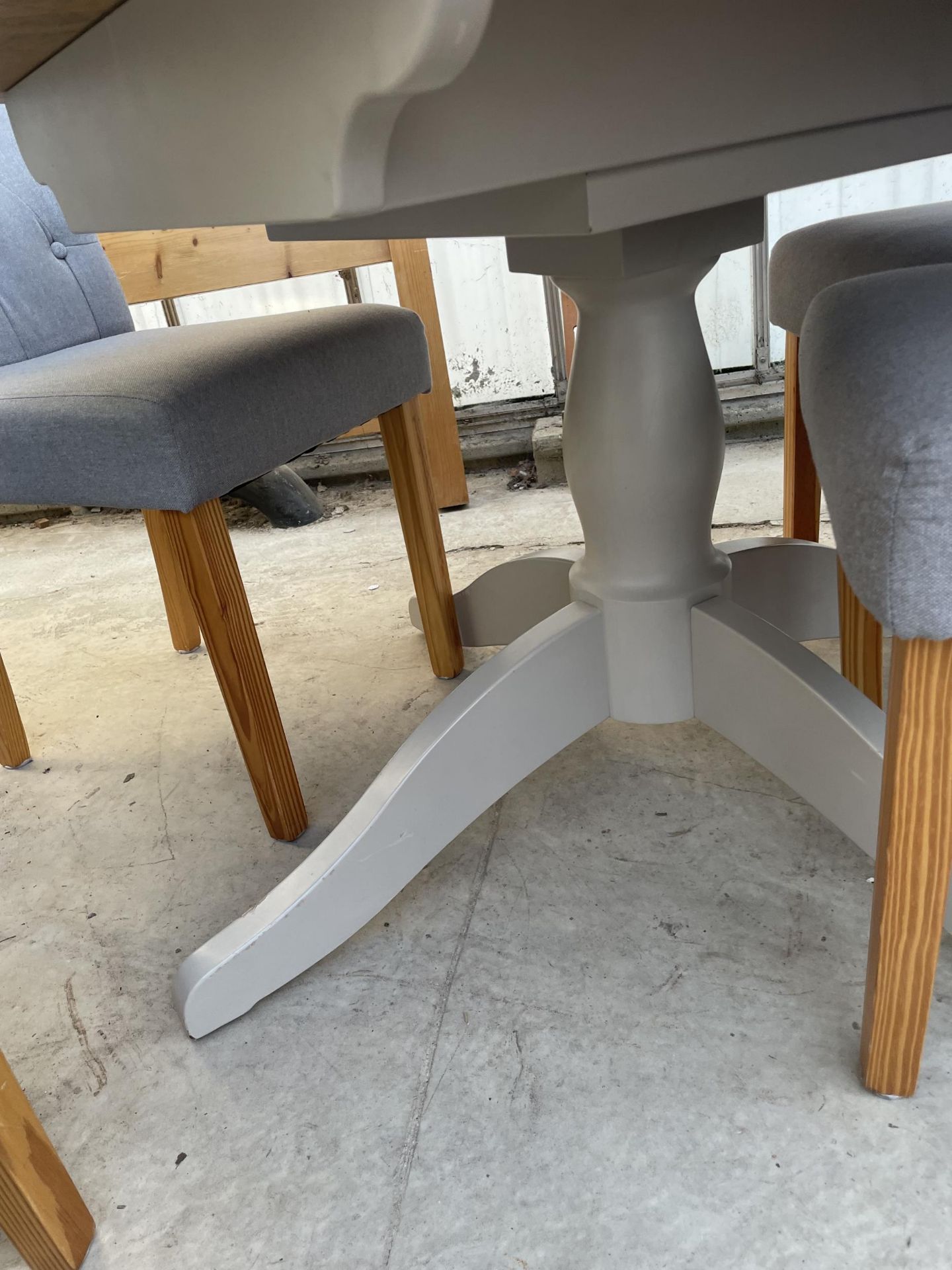 A MODERN OAK EXTENDING DINING TABLE, 47" DIAMETER (LEAF 16") AND FOUR DINING CHAIRS - Image 3 of 5