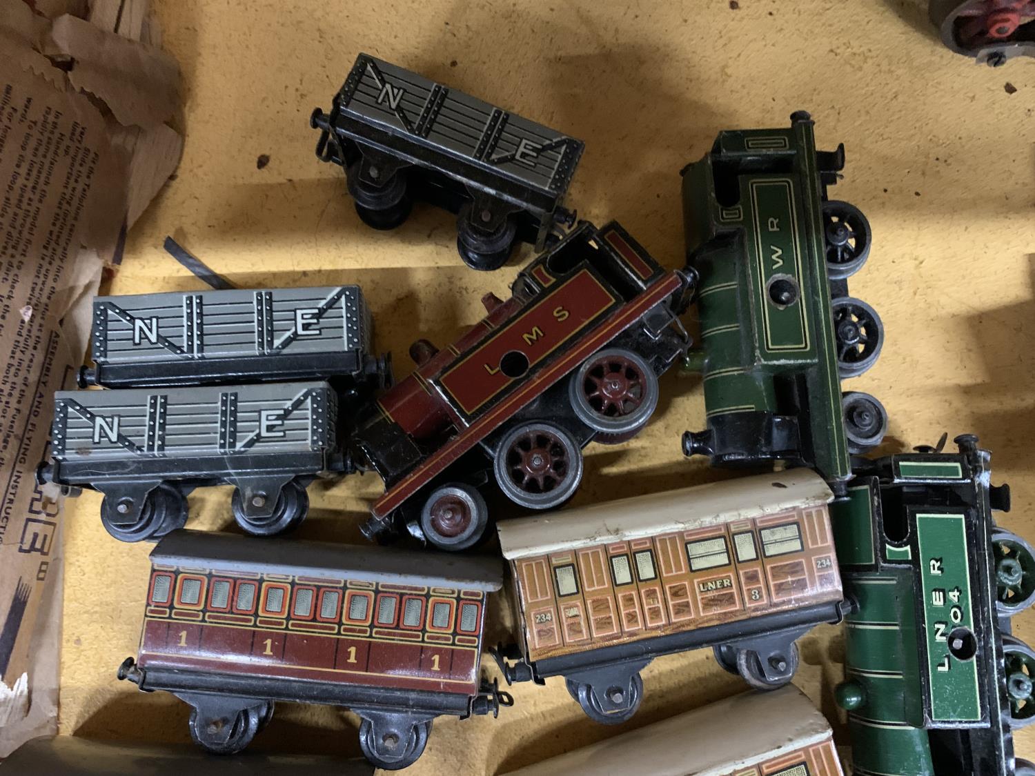 A COLLECTION OF BING TINPLATE TRAINS - THREE LOCOMOTIVES AND CARRIAGES - Image 3 of 3