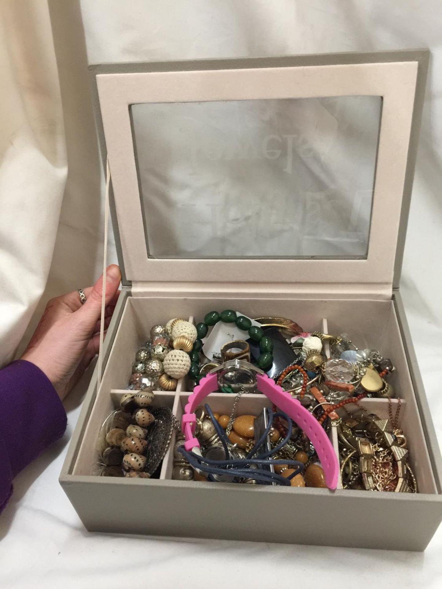 A BOX CONTAINING A QUANTITY OF COSTUME JEWELLERY TO INCLUDE BEADS, NECKLACES, BRACELETS, RINGS, - Image 3 of 3