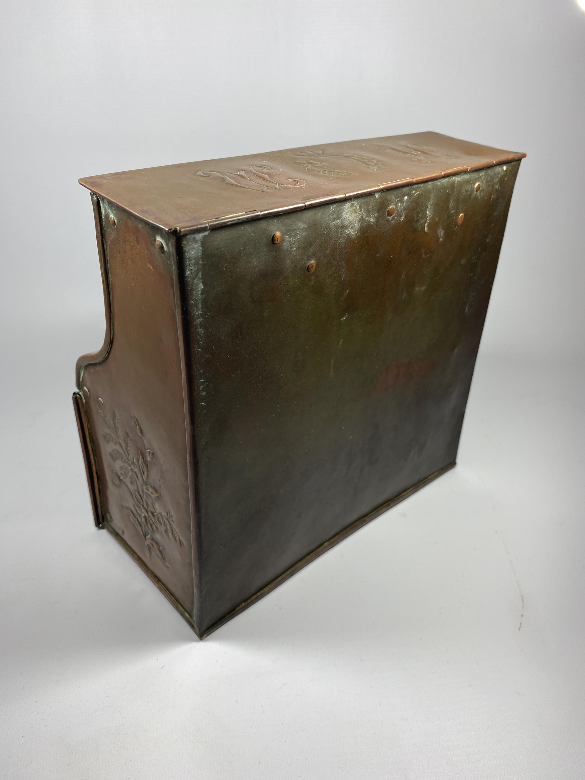 AN ARTS AND CRAFTS 1912 COPPER DESKSTAND WITH LIFT UP TOP SECTION, TWO SMALL DRAWERS AND LOWER DOORS - Image 7 of 7