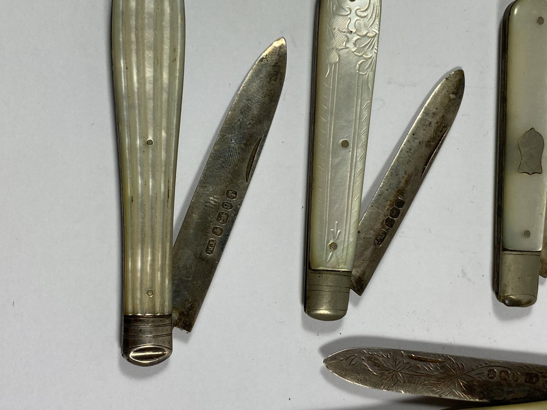 A SET OF SEVEN HALLMARKED SILVER AND MOTHER OF PEARL FRUIT KNIVES - Image 3 of 4