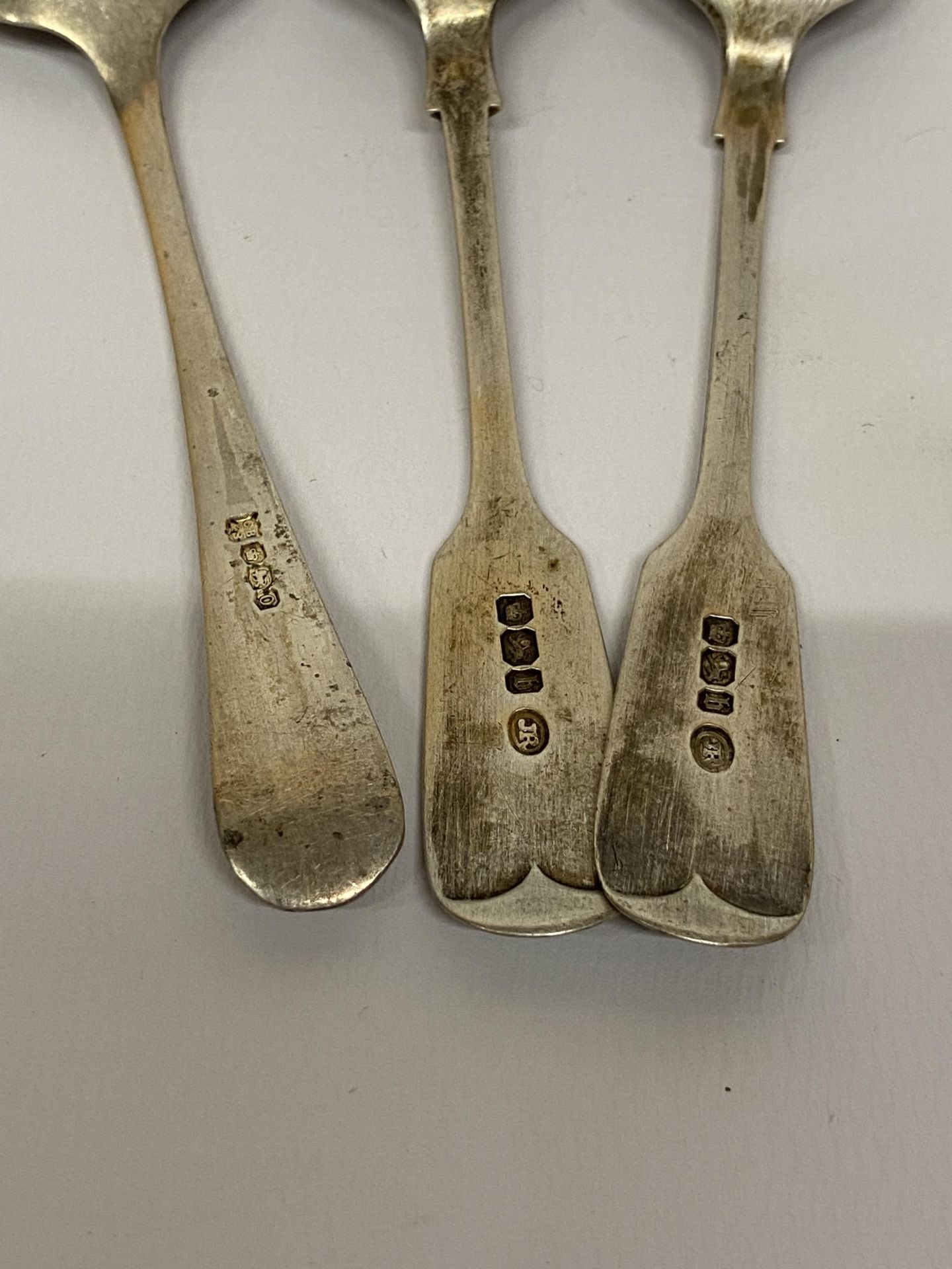 FOUR HALLMARKED SILVER ITEMS - 2 X MATCHING SPOONS, FURTHER SPOON AND FISH KNIFE WITH EPNS HANDLE, - Image 3 of 3