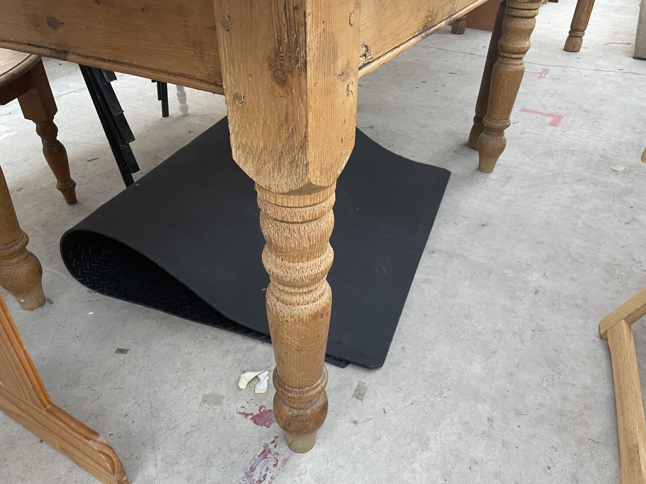 A VICTORIAN STYLE PINE KITCHEN TABLE ON TURNED LEGS, 60X36" - Image 3 of 3