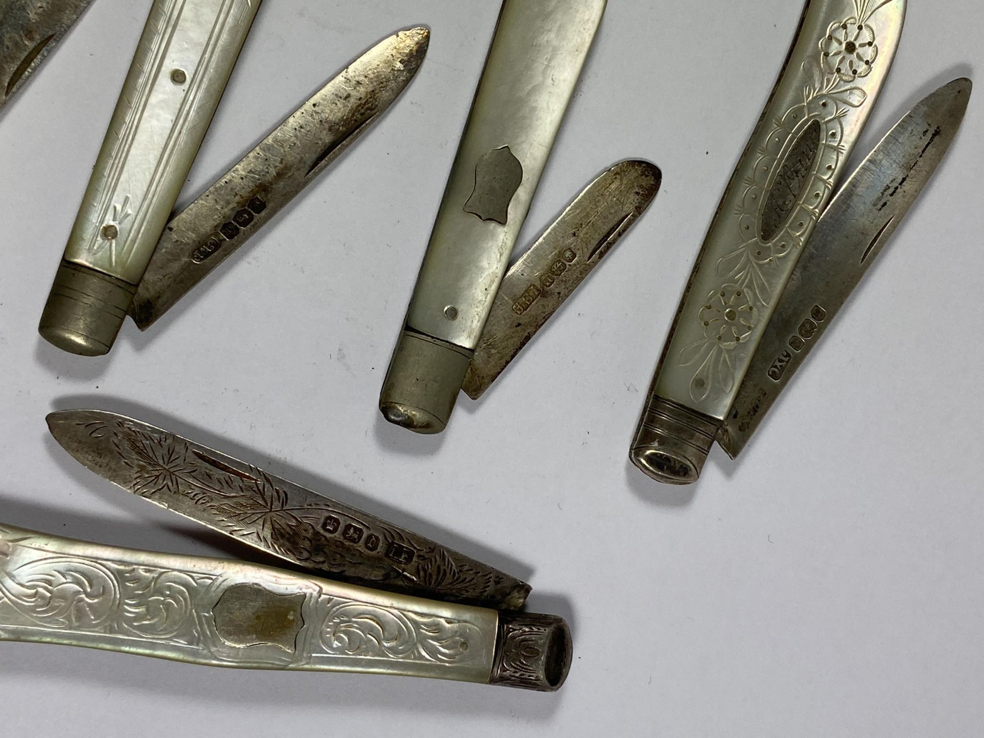 A SET OF SEVEN HALLMARKED SILVER AND MOTHER OF PEARL FRUIT KNIVES - Image 4 of 4