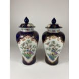 A PAIR OF SAMSON CONTINENTAL LIDDED PORCELAIN VASES / JARS