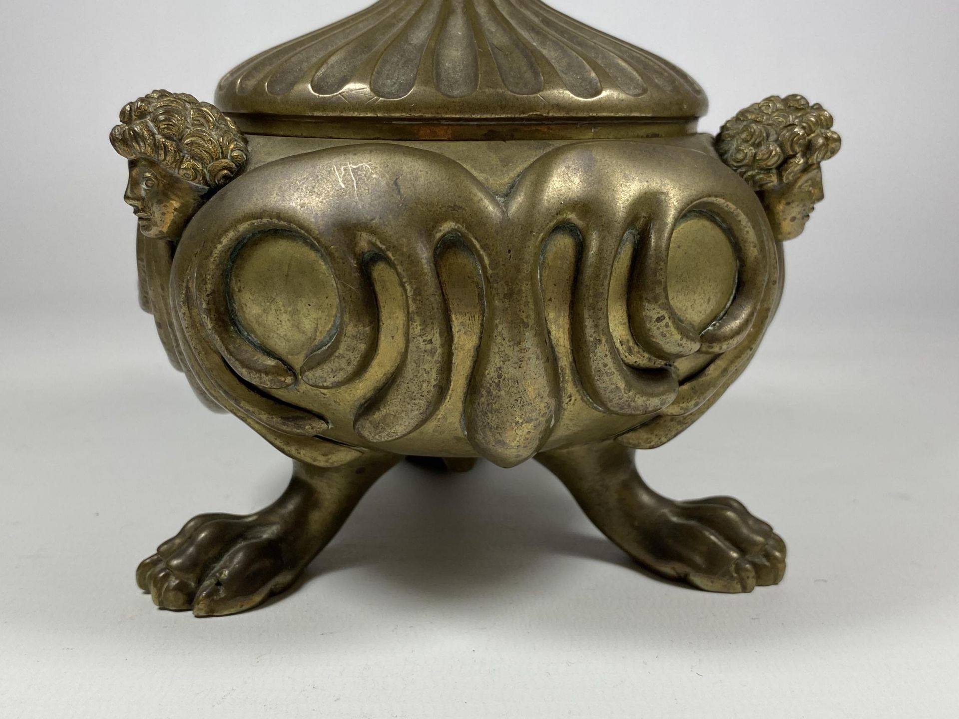 A 19TH CENTURY BRASS PETRARCH'S INKSTAND WITH CHERUB DESIGN, INSRIBED TO UNDERISDE OF LID - Bild 2 aus 5