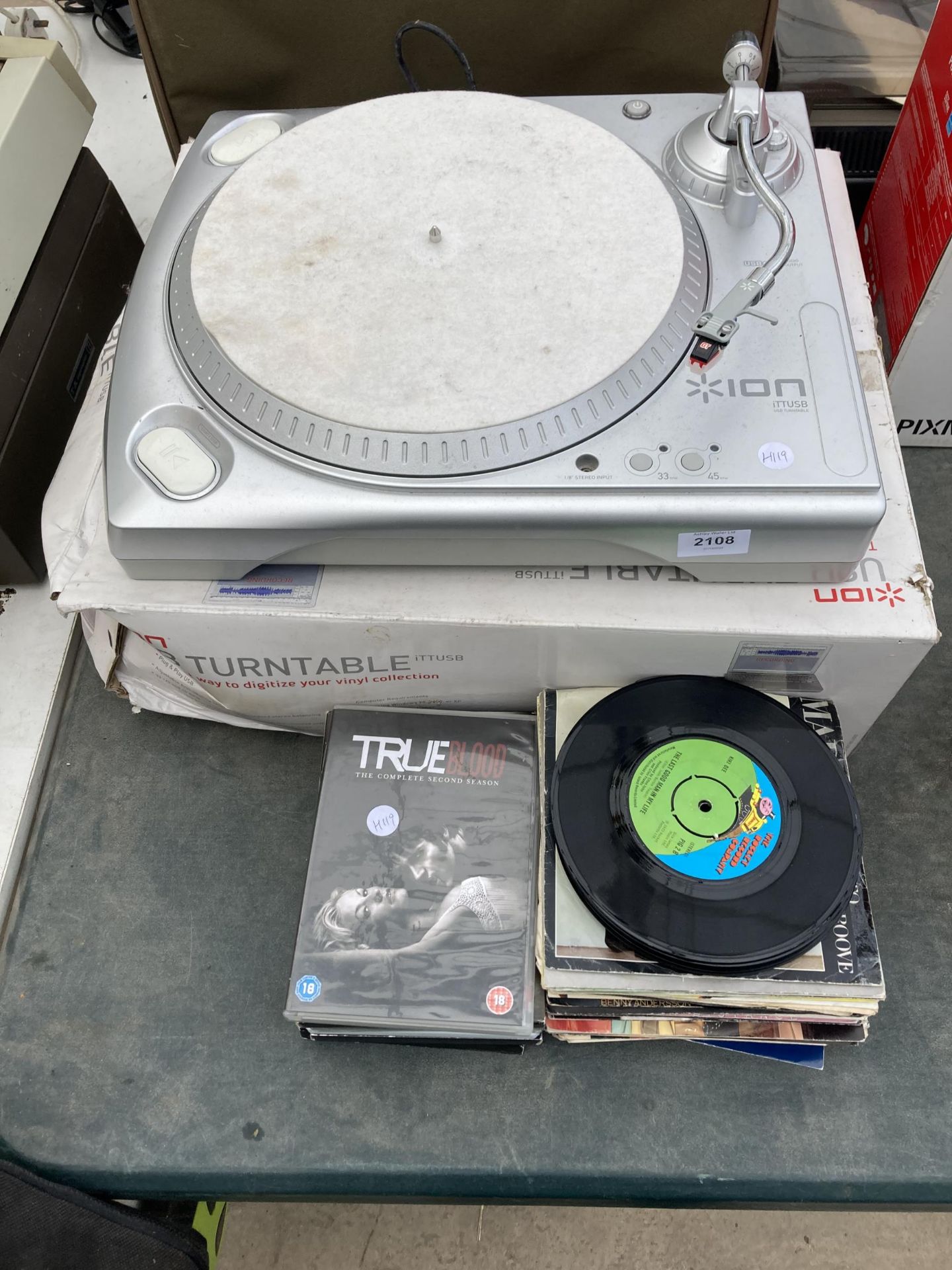 AN ION USB TURNTABLE AND AN ASSORTMENT OF 7" SINGLES